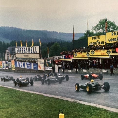 Départ du GP de Belgique à Spa : Jim est à droite au bord de la piste Départ du GP de Belgique à Spa : Jim est à droite au bord de la piste